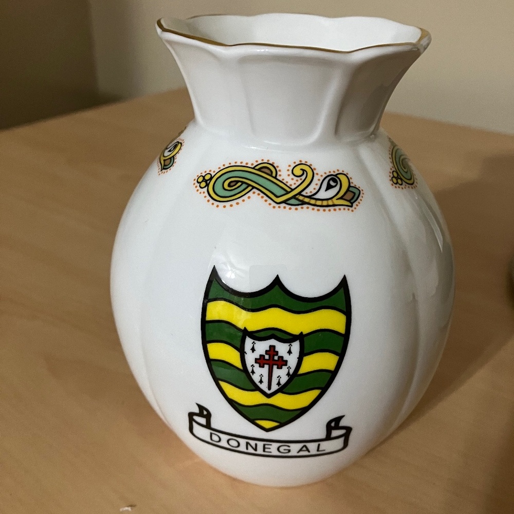 🍀ROYAL TARA VASE FINE BONE CHINA HANDMADE IN GALWAY DONEGAL COAT OF ARMS🇮🇪
